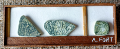 Trozos de azulejos reciclados, pintados y enmarcados