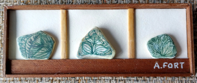 Trozos de azulejos reciclados, pintados y enmarcados
