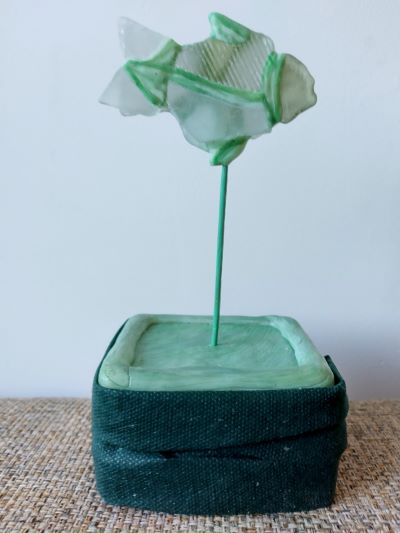 Pez de vidrio reciclado pintado con pintura acrílica