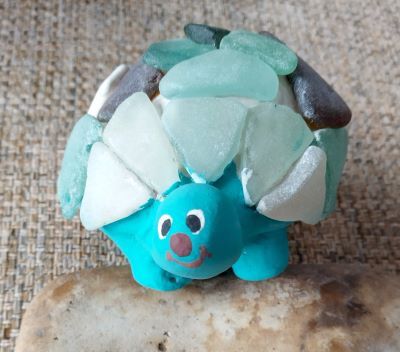 Tortuga modelada en papel, cerámica y vidrio