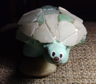 Tortuga modelada en papel, cerámica y vidrio